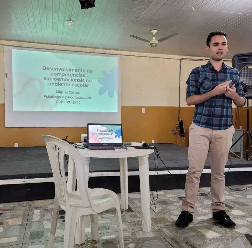 Palestra sobre competências socioemocionais no ambiente escolar